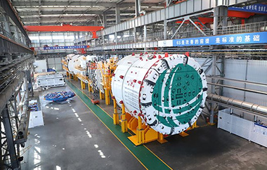 世界首台大直径超小转弯硬岩隧道掘进机在津下线